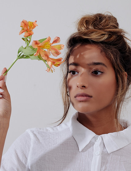 Ragazza con fiori d'arancio