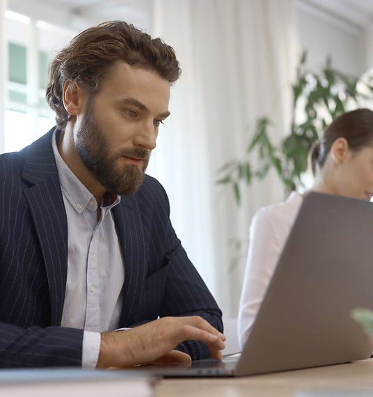 Geschäftsmann mit Laptop
