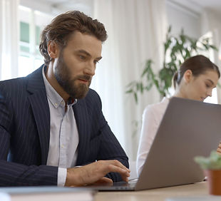 Podnikatel pomocí přenosného počítače