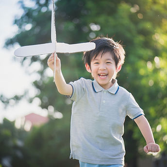 外で遊ぶ少年