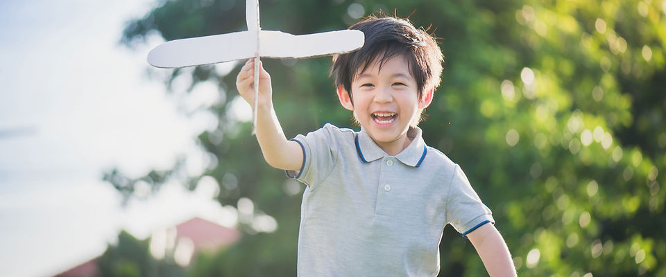 外で遊ぶ少年