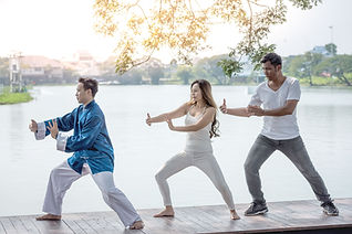 Prática de tai chi na orla