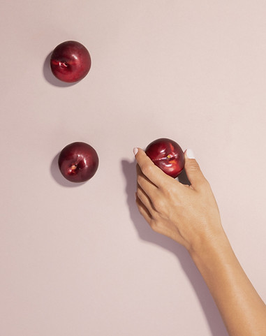 Hand hält Obst