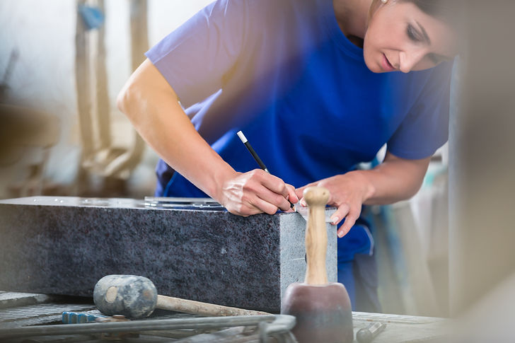 Tailleur de pierre au travail