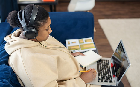 Notizen während eines virtuellen Meetings machen