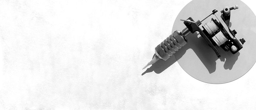 Primer plano de la máquina de tatuar