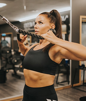 Frau trainiert im Fitnessstudio