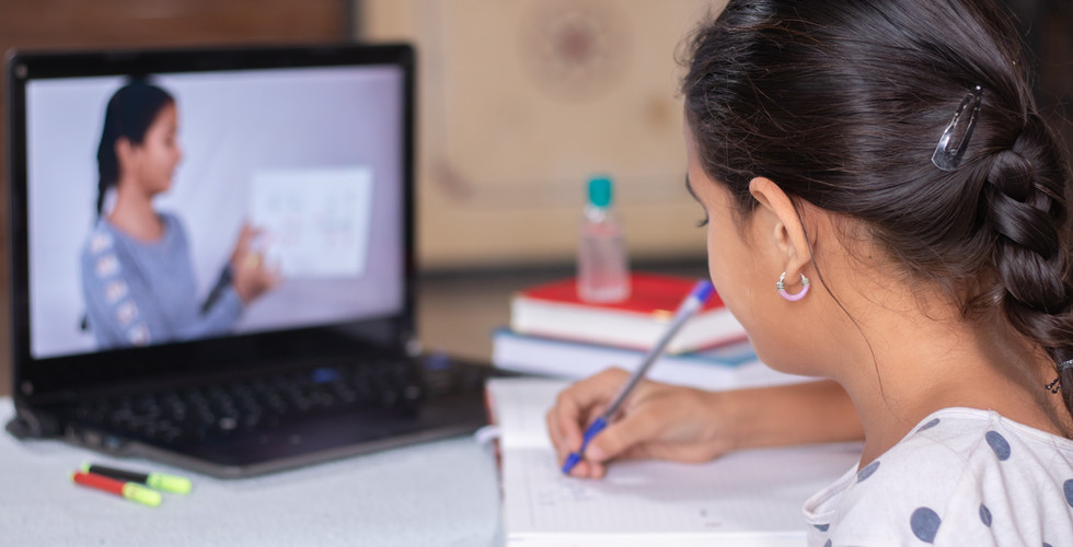 Niña estudiando