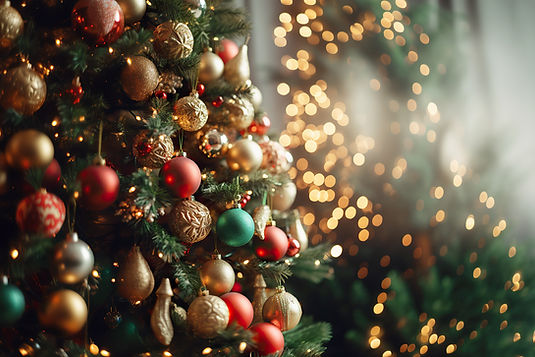 Arbre de Noël d'entreprise décoré de boules rouges et dorées