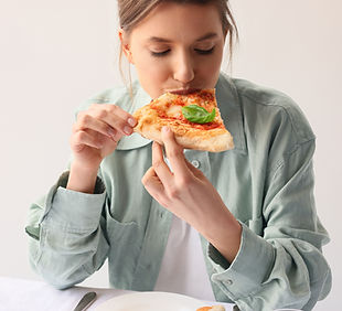 Déguster une tranche de pizza