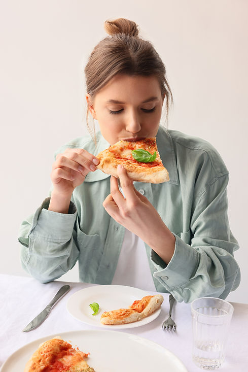 Disfrutando de una rebanada de pizza