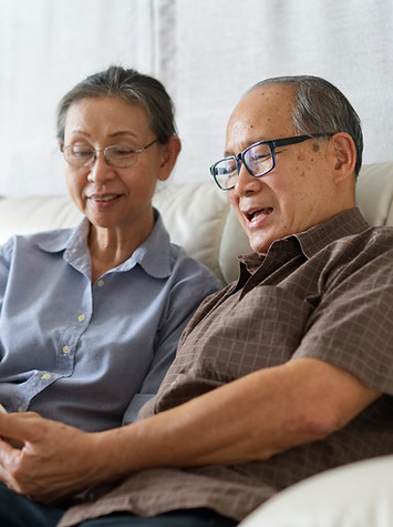 Vieil homme et femme regardant la tablette