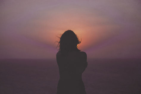 Une silhouette immobile, debout à la lisière d’une forêt, là où l’ombre cède doucement sa place à la lumière. Un entre-deux. Comme une métaphore silencieuse des transitions intérieures : ni tout à fait l’ancienne, ni encore pleinement la nouvelle.