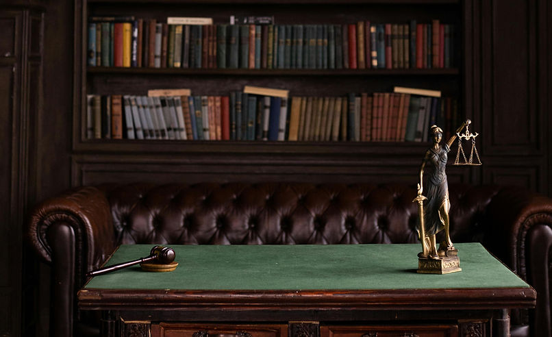 Bureau du juge avec Lady Justice