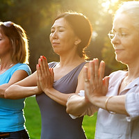 Femmes pratiquant le yoga en plein air