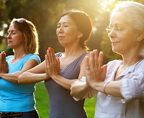 Femmes pratiquant le yoga en plein air
