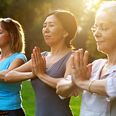 Femmes pratiquant le yoga en plein air