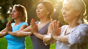 Clase de yoga al aire libre