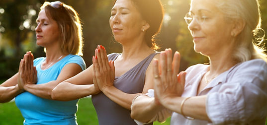 Donne che praticano yoga all'aperto