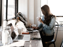 Foto: upotreba elektronskih uređaja na javnoj Wi-Fi mreži. Foto od Eminent Atelier