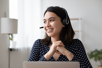 Frau trägt Headset bei der Arbeit von zu Hause aus