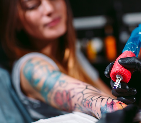 Mulher tatuando