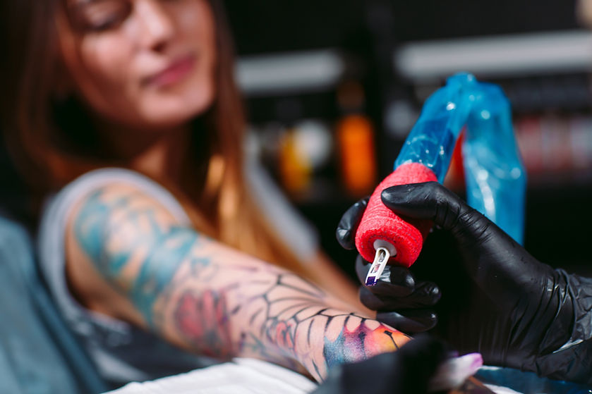 Mulher tatuando
