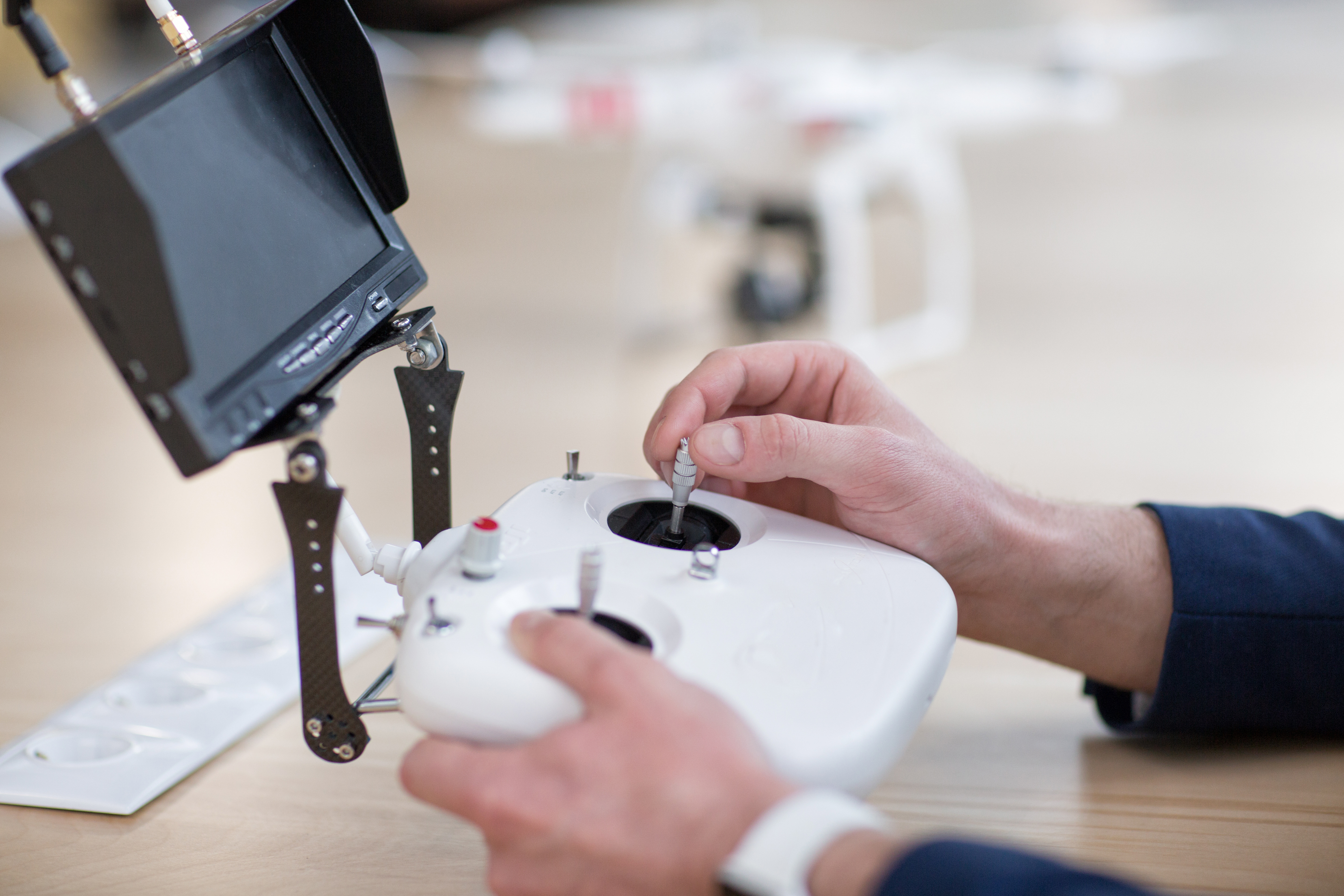 mãos masculinas com controle remoto drone