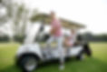 Couple en voiturette de golf