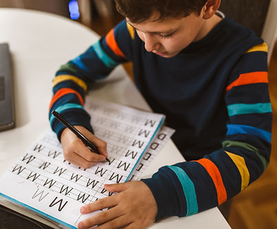 Enfant étudiant les lettres