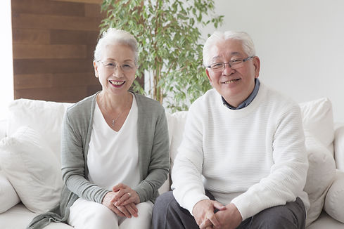 나란히 앉아 있는 노부부