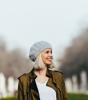 Image d'une femme souriante se promenant en ville représentant sérenité et harmonie sur le site. - Sereinâme