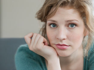 Vrouw kijkt verdrietig