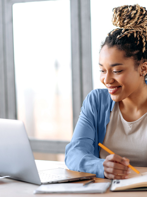 Une femme étudie en ligne