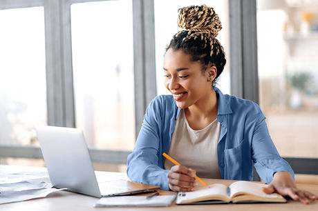 Une femme étudie en ligne
