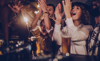 Amigos animando en el pub