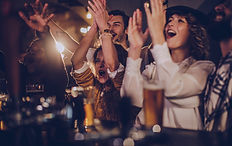 Pub içinde tezahürat arkadaşlar