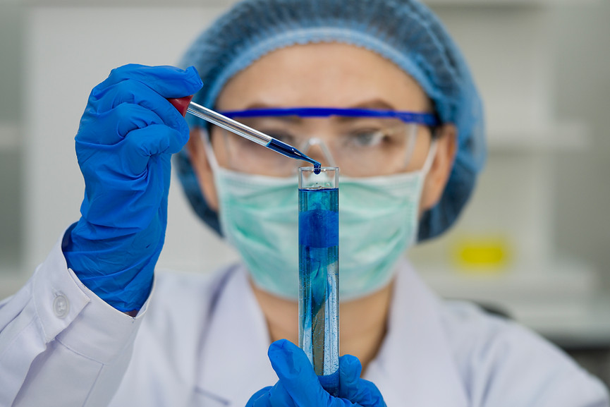 Química fêmea que deixa cair uma substância química noutra substância