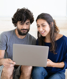 Couple sur ordinateur portable