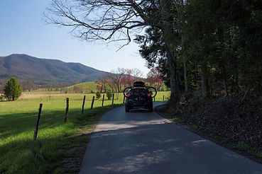 Auto su strada rurale
