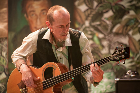 Nathalie MONCEAUX • James Treasure, le bassiste d'Alquimia. 