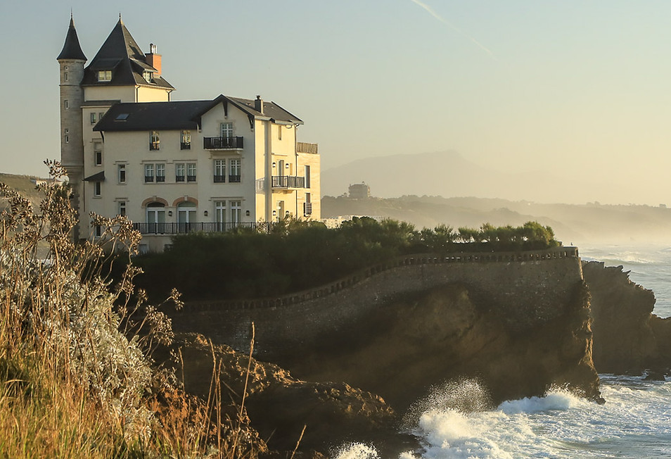 Photo de la Villa Belza à Biarritz, avec l'océan Atlantique.