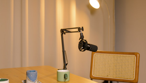 海海影像工作室Podcast錄音室Zone A木桌與可調整麥克風臂架與布幘背景
