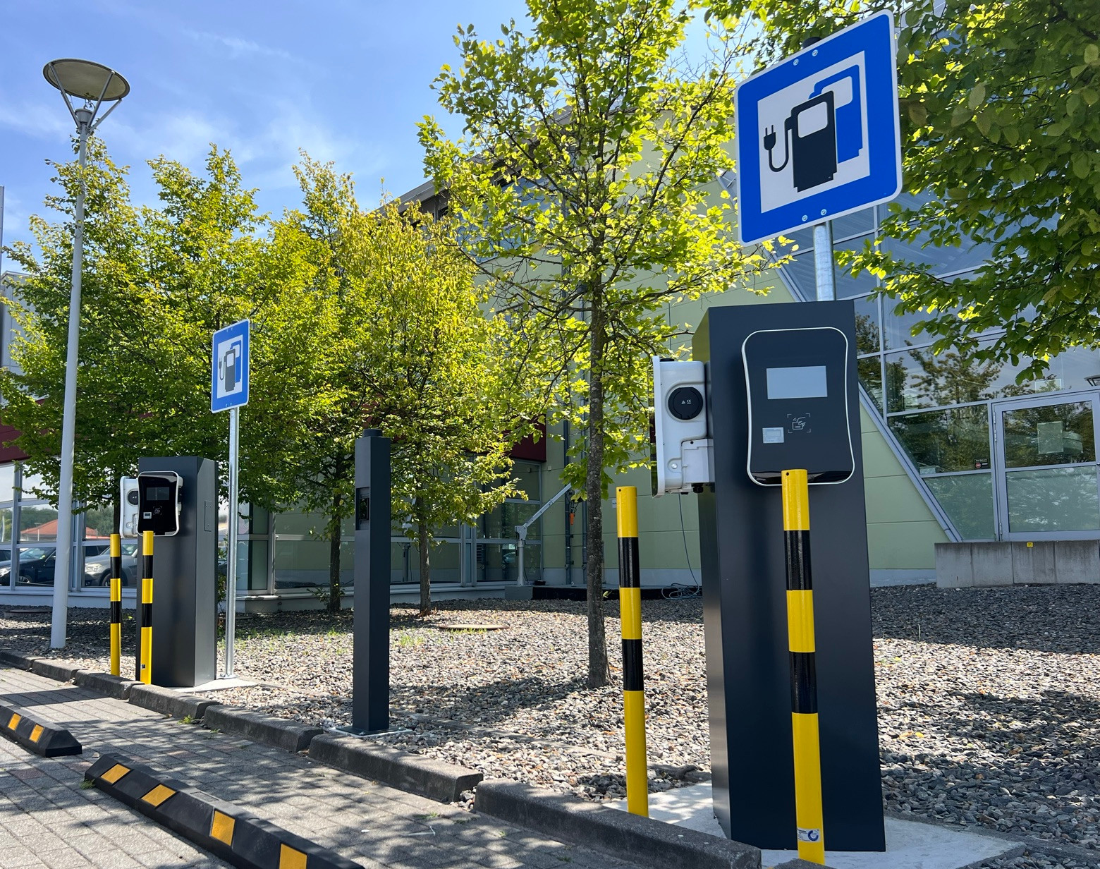 Installierter Ladepark mit mehreren DaheimLader Enterprise Ladestationen