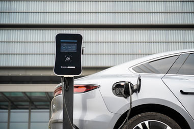 DaheimLader Touch PRO lädt Elektroauto