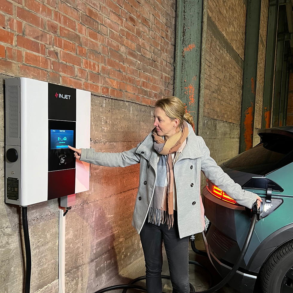 Miniaturbild: DC Wallbox wird von einer Frau am Touchscreen bedient