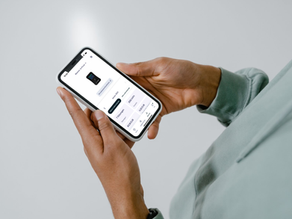 click2charge app auf einem smartphone in der hand