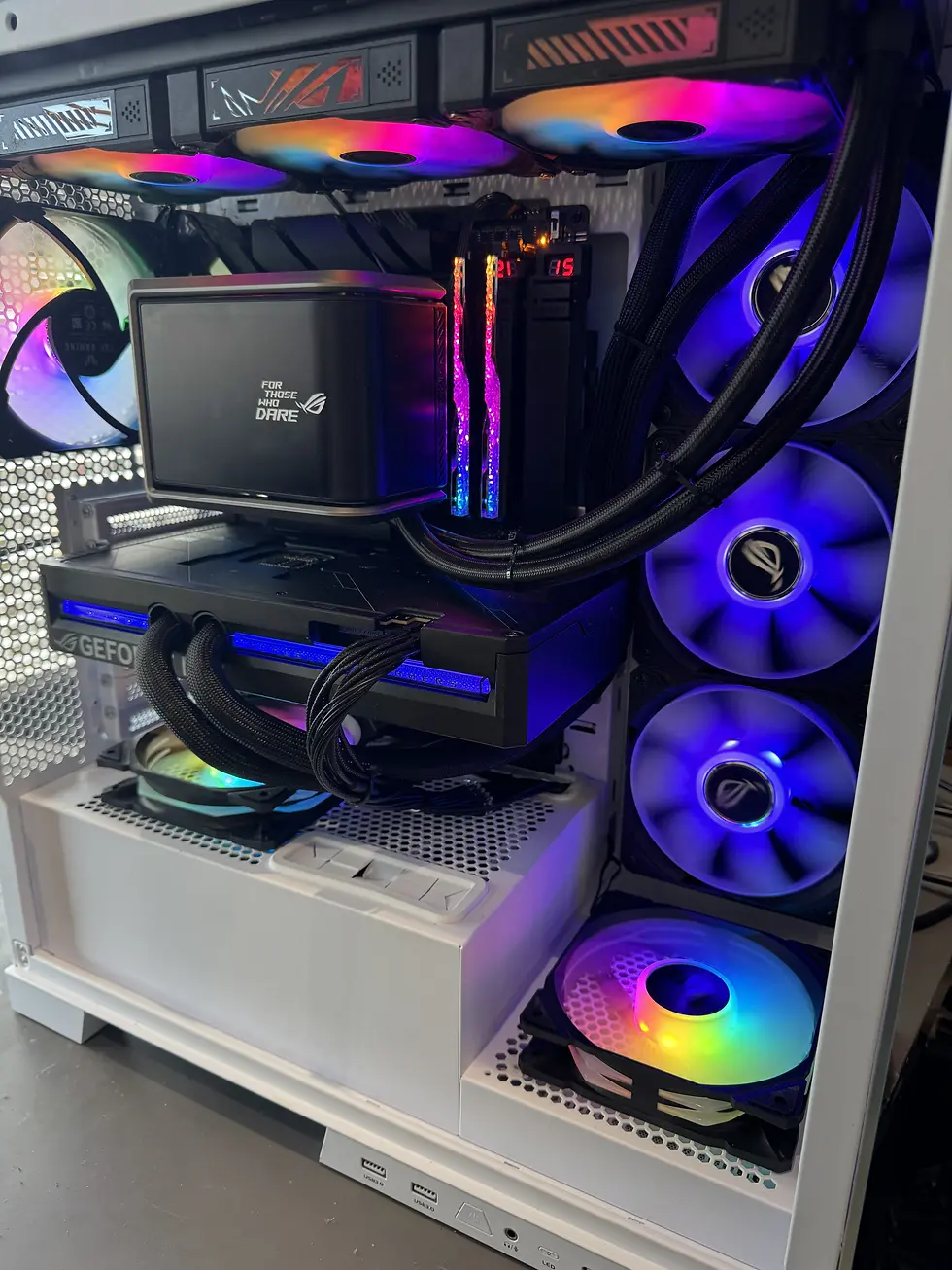 Thumbnail: AMD 9950X3D & RTX 5090 Astral OC Liquid Cooled