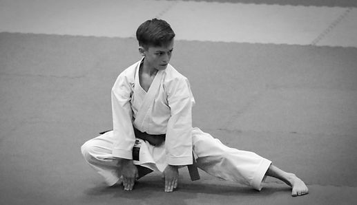 Junger Karateka, der eine Kata-Technik zeigt.