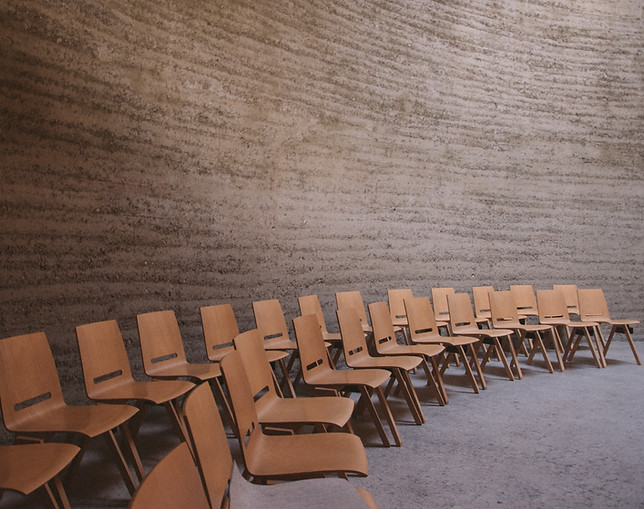 Leere Stühle im Hörsaal